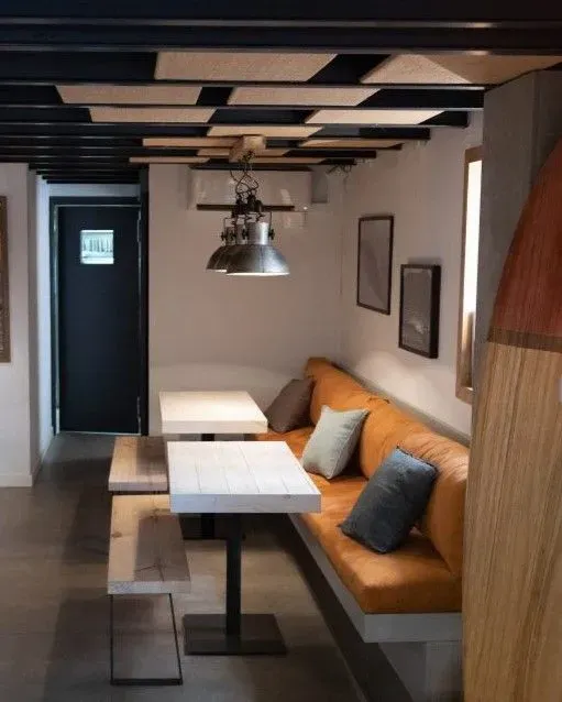 Una planta en maceta en una habitación con un cartel que dice lugar secreto.