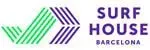 Un logotipo para Surf House Barcelona con una flecha verde y morada.