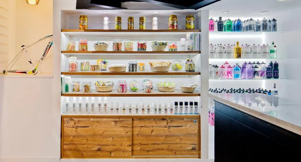 Una habitación con muchos estantes y botellas en ellos.