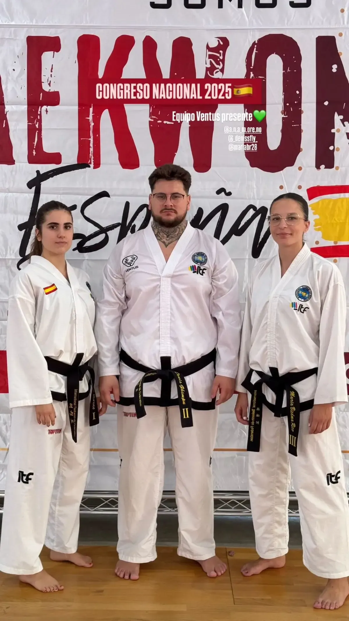 Tres personas vestidas con uniformes blancos de artes marciales y cinturones negros posan