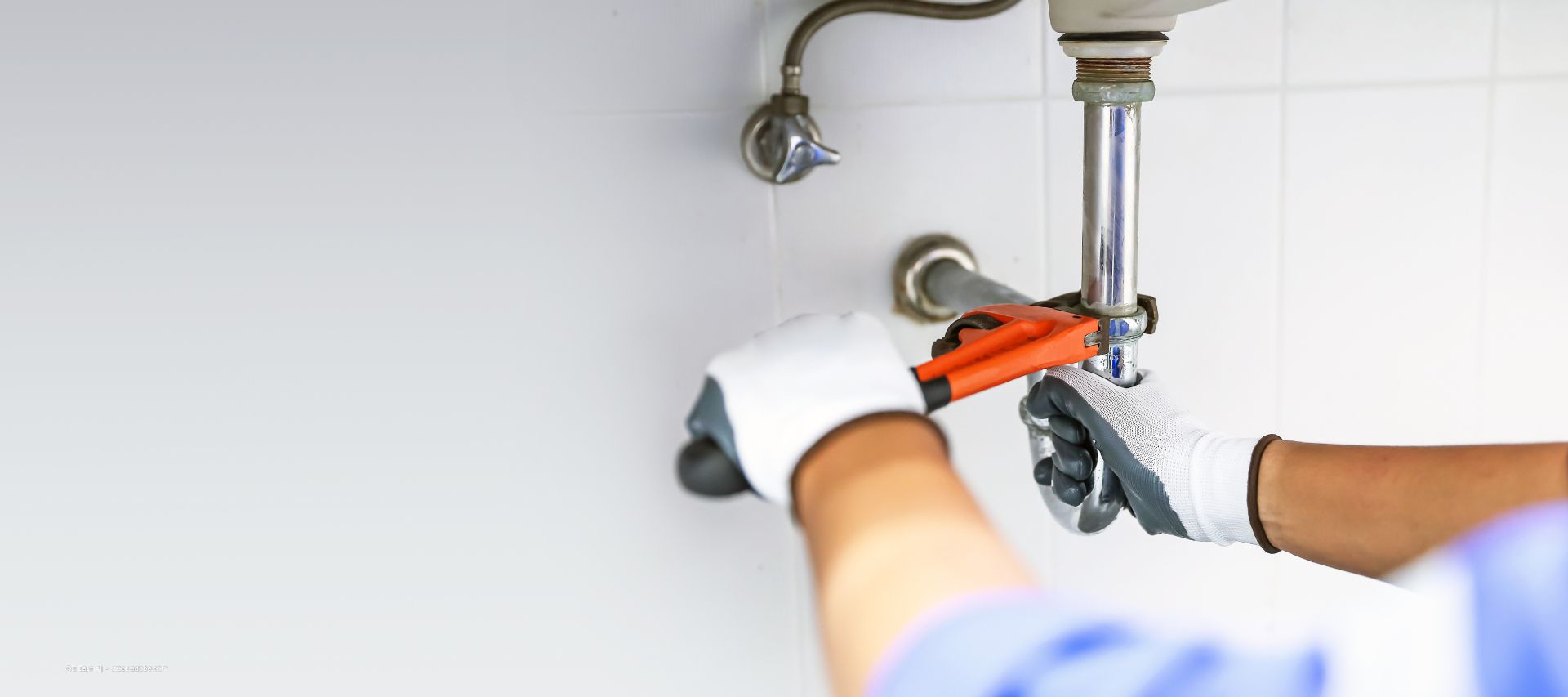 Abflussrohr wird aufgeschraubt