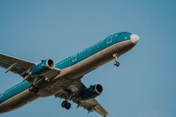 Un avion bleu et blanc survole un ciel dégagé