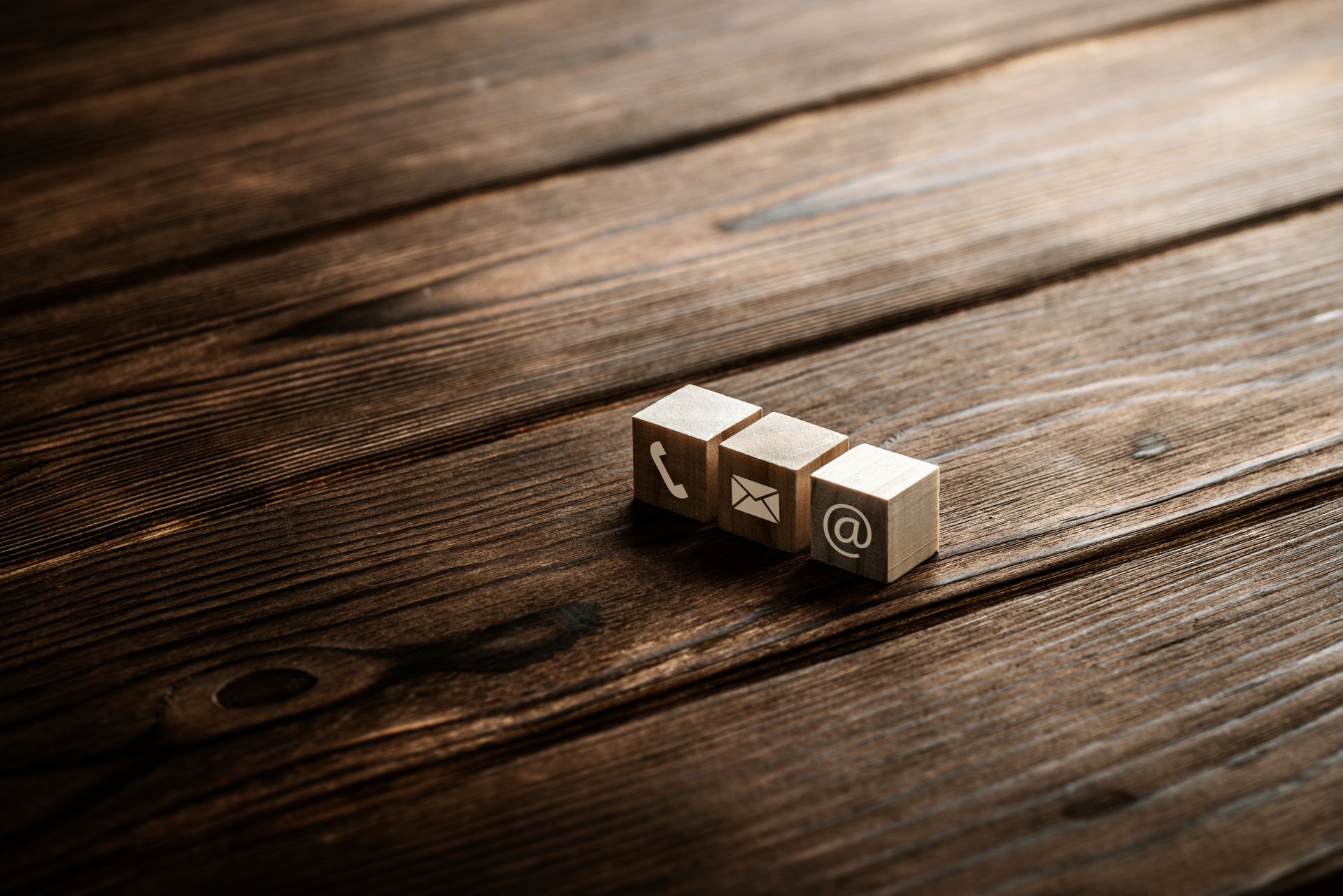 Holzdielen mit drei Würfeln mit Kontaktsymbolen