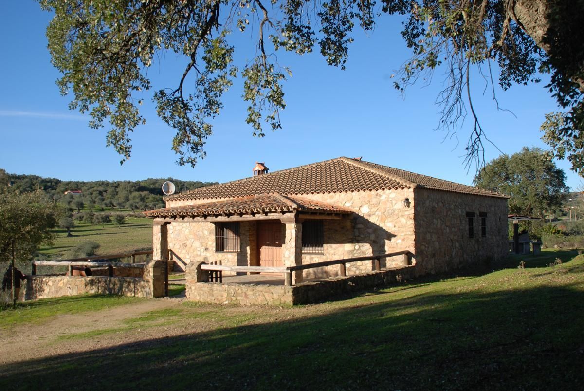 Fachada principal de Casa Rural La Vega en San Vicente de Alcántara