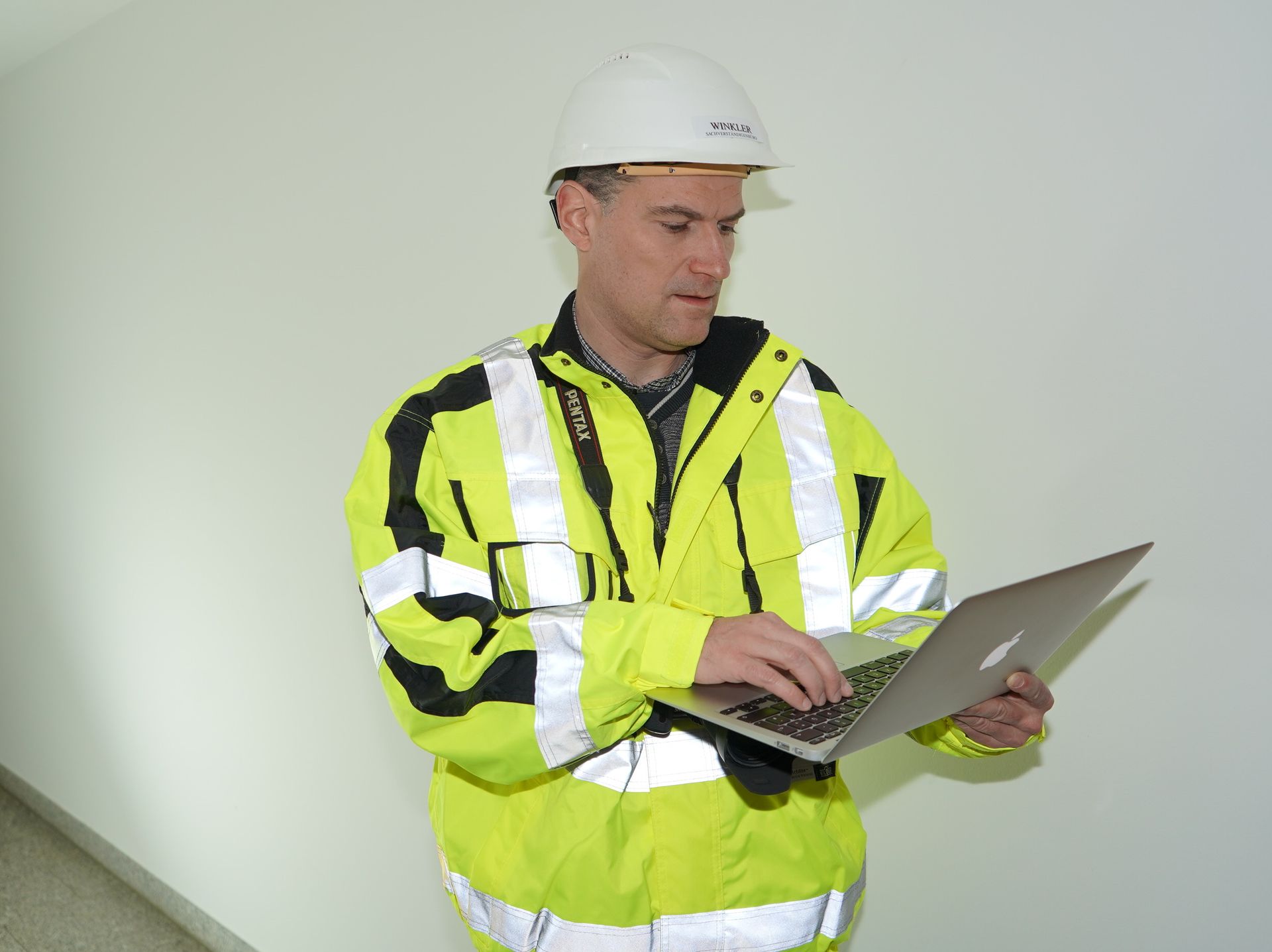 Ingenieure begutachten Bau