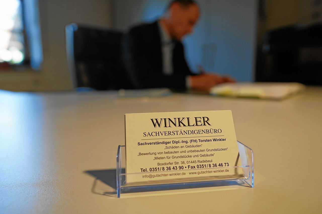 Ingenieure begutachten Bau