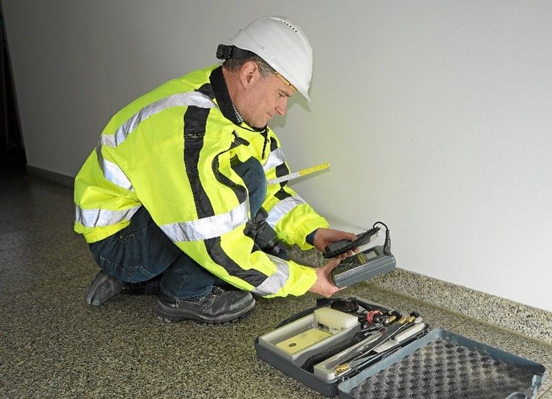 Ingenieure begutachten Bau