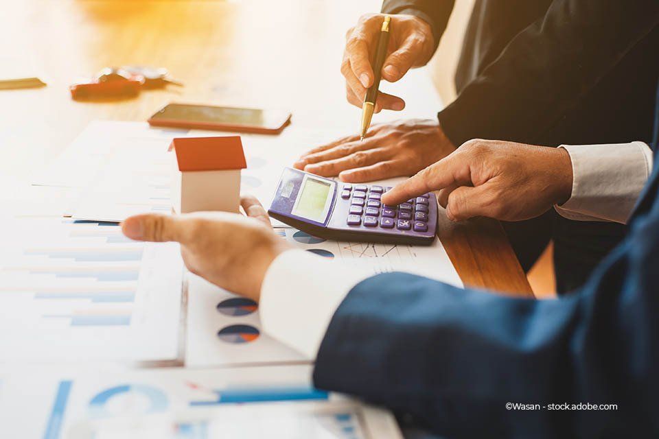 Ingenieure begutachten Bau