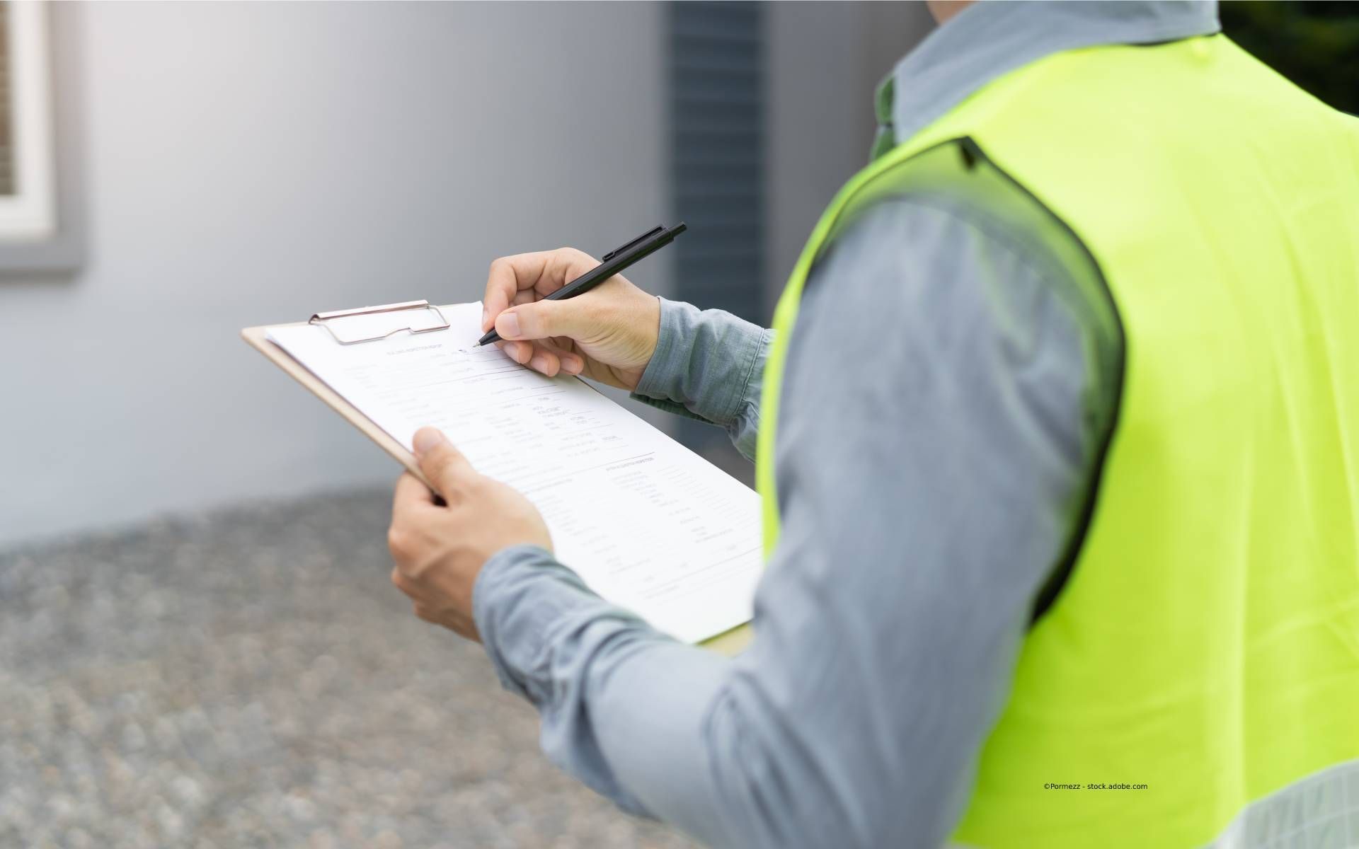 Ingenieure begutachten Bau