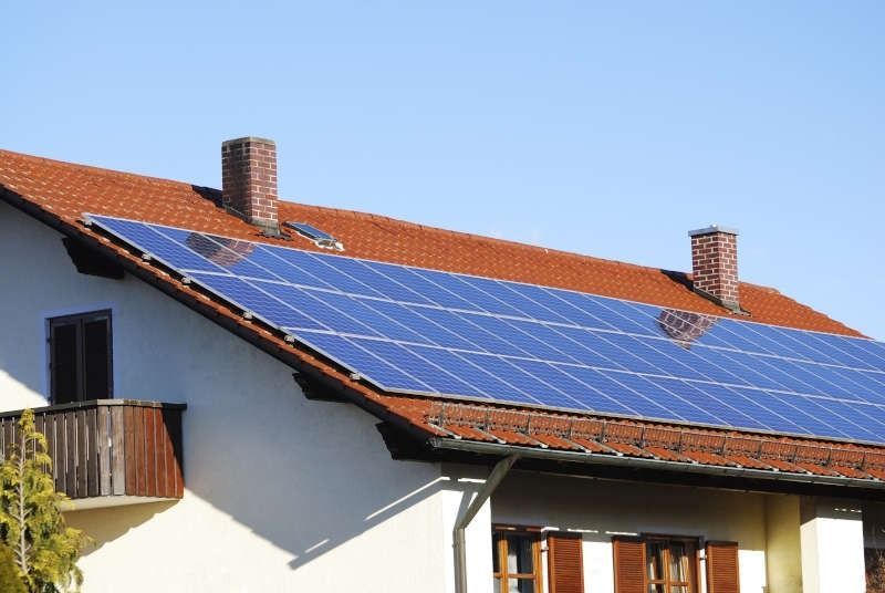 Una casa con paneles solares en el techo