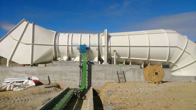 Se está construyendo una gran tubería blanca en la tierra.