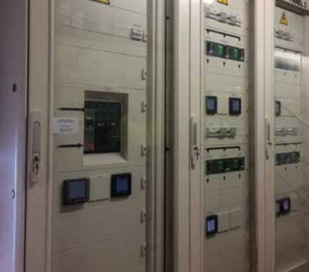 Hay muchos paneles eléctricos en esta habitación.