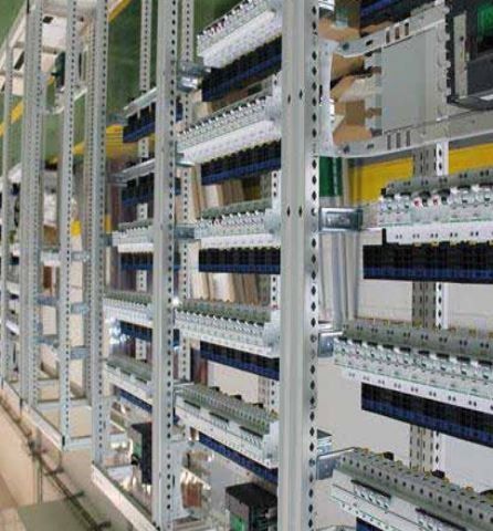 Una fila de estantes llenos de equipos eléctricos en una habitación.