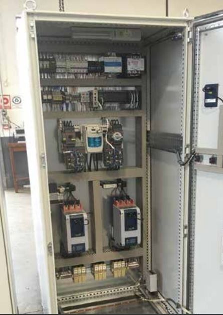 Un gran armario eléctrico con mucho equipo eléctrico en su interior.