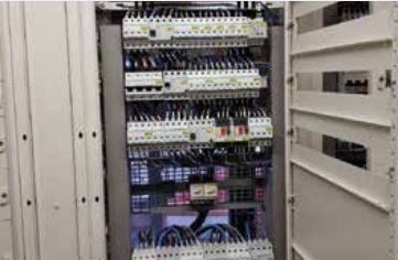 Un gran armario eléctrico lleno de muchos cables.