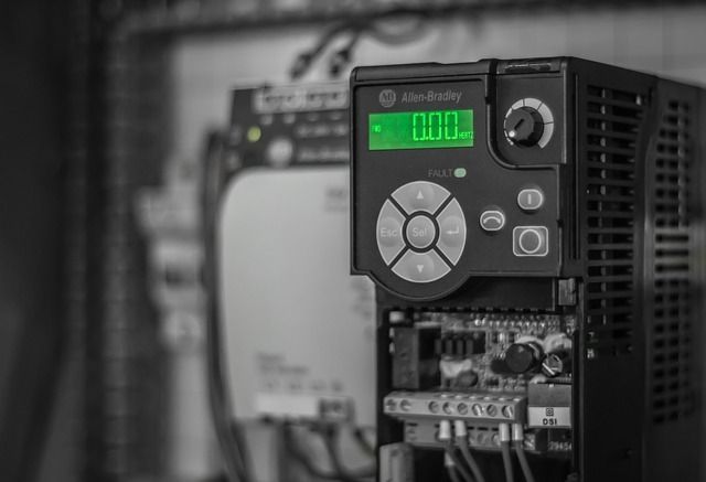 Una fotografía en blanco y negro de un dispositivo eléctrico en un panel de control.