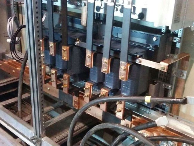 Un montón de cables están conectados a una máquina