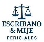 Logotipo con balanza de la justicia azul marino sobre el texto &ldquo;ESCRIBANO & MIJE PERICIALES&rdquo; sobre fondo blanco.