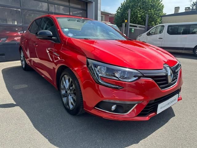 Voiture à hayon rouge garée à l'extérieur devant un bâtiment, vue depuis l'avant gauche.