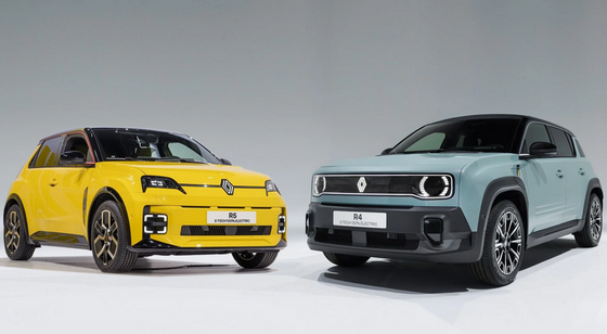 Deux voitures compactes sur fond blanc de studio, l'une jaune et l'autre bleu-vert clair, orientées vers la caméra.