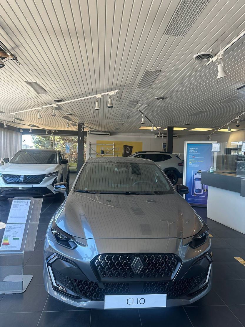 Voiture Renault blanche garée dans un show-room.