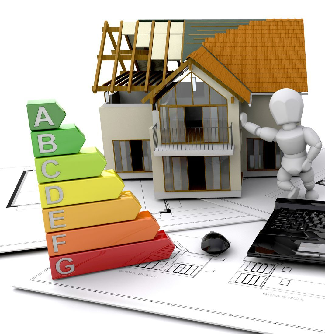 Étiquettes de classification d'énergie devant une maison miniature