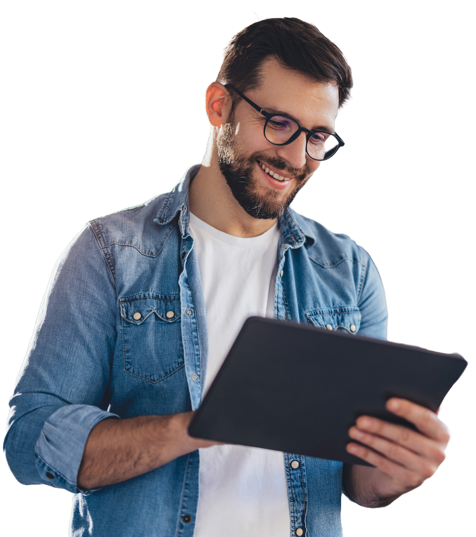 Homme portant des lunettes regardant la tablette qu'il a dans les mains