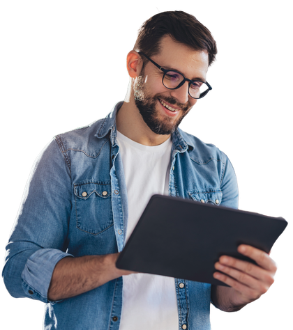 Homme portant des lunettes regardant la tablette qu'il a dans les mains