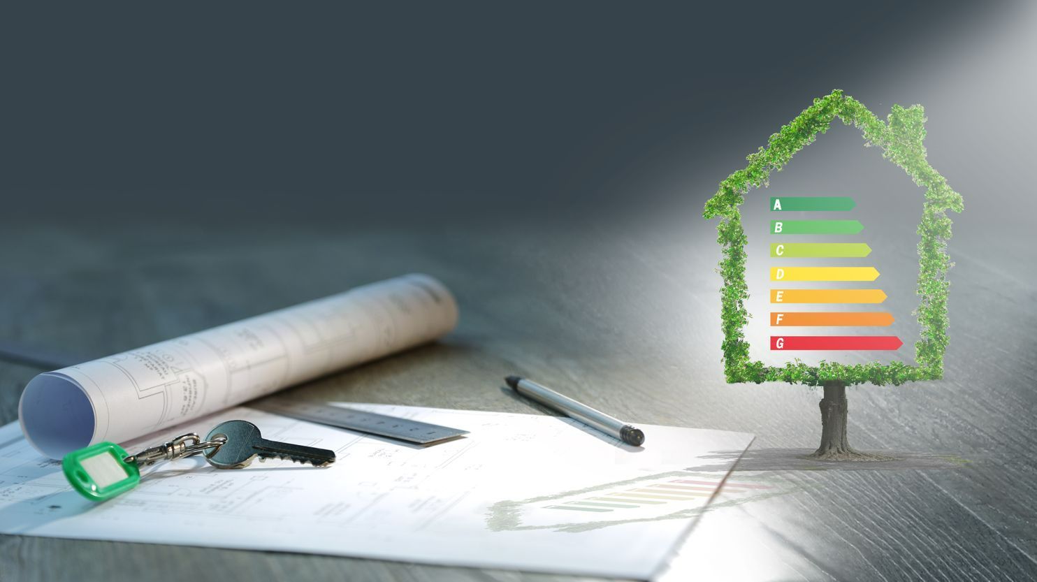 Maison miniature et étiquettes de classification d'énergie dans l'herbe