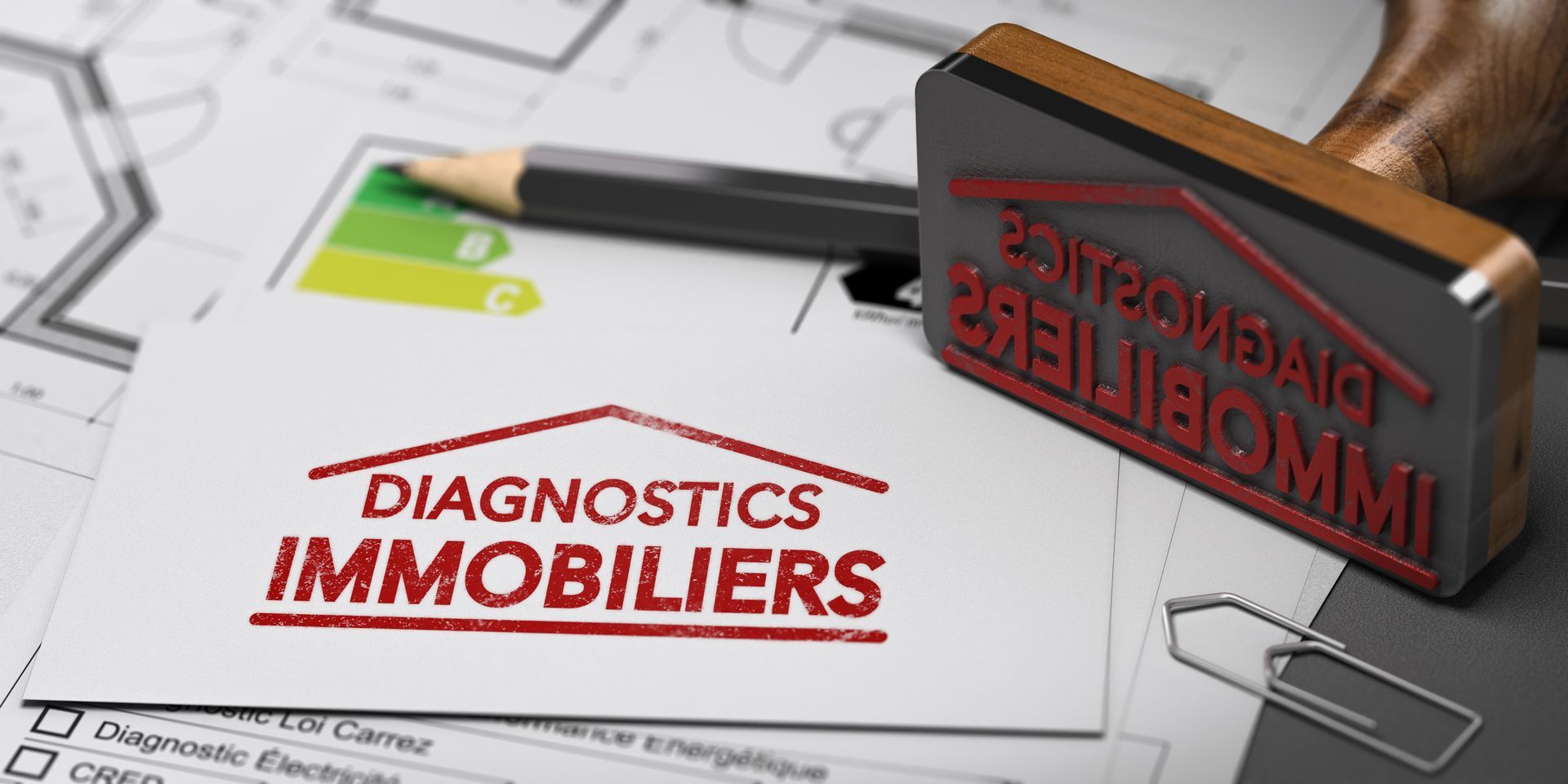 Tampon et feuille avec la mention diagnostics immobiliers