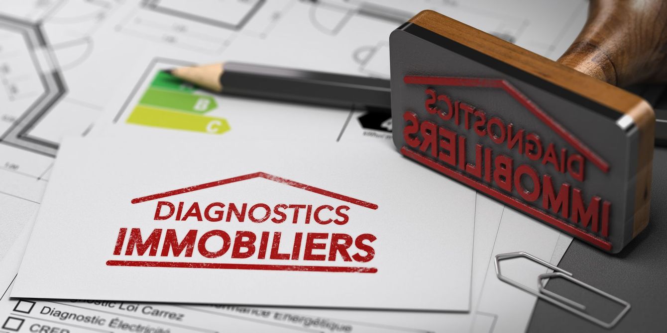Tampon et feuille avec la mention diagnostics immobiliers