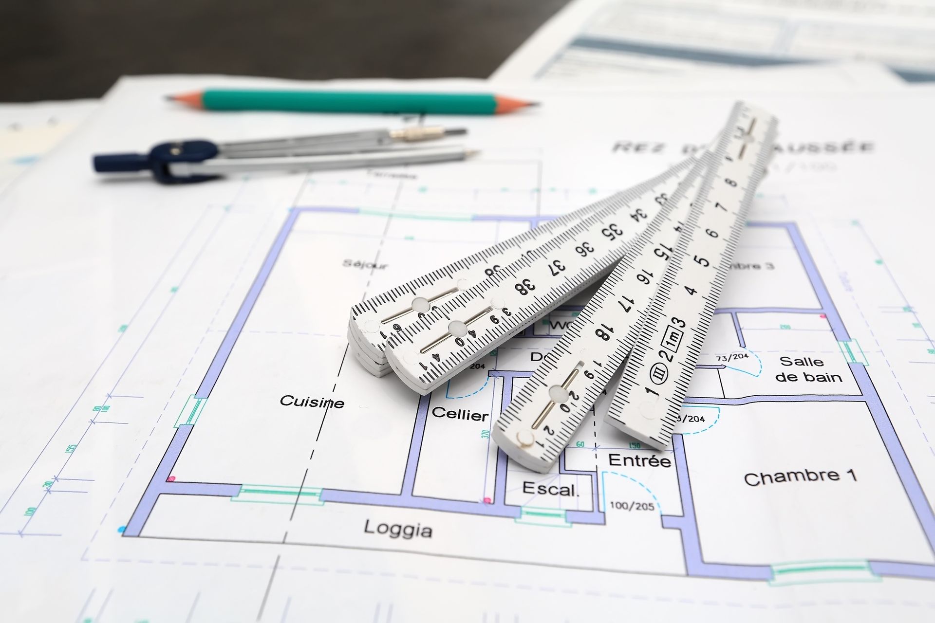 Mètre, crayon et compas de mesure sur plan 