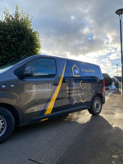 Camionnette de couleur sombre comportant les coordonnées et le logo de l'entreprise DiagnoVista