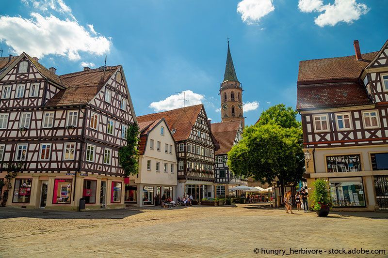 Ein großes Gebäude auf einem Hügel mit einem blauen Himmel im Hintergrund