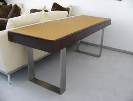 Schreibtisch mit Lederplatte