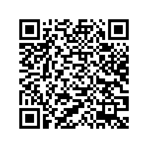 Un código QR en blanco y negro sobre un fondo negro.