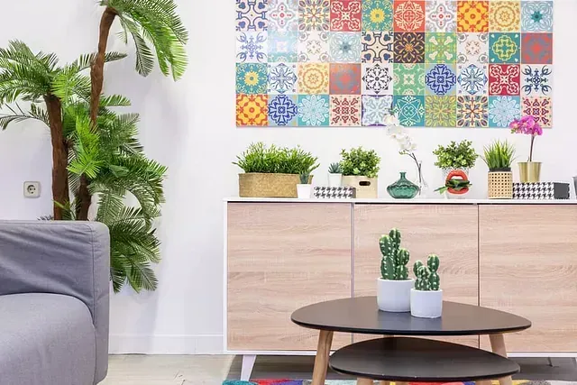 Una sala de estar con un sofá, una mesa de café y un cuadro en la pared.