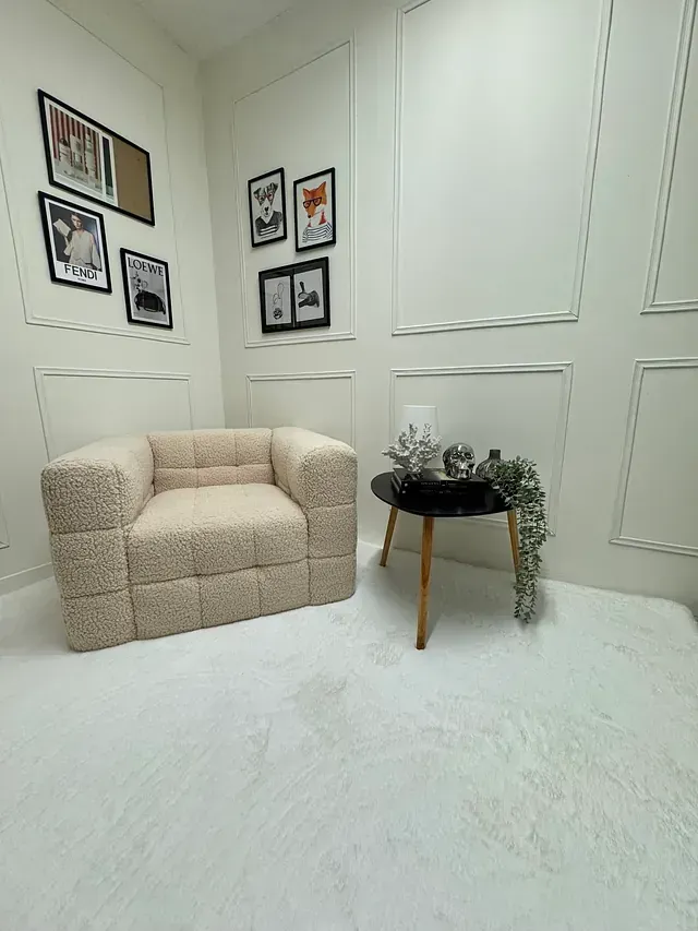 Hay una silla y una mesa en la habitación.