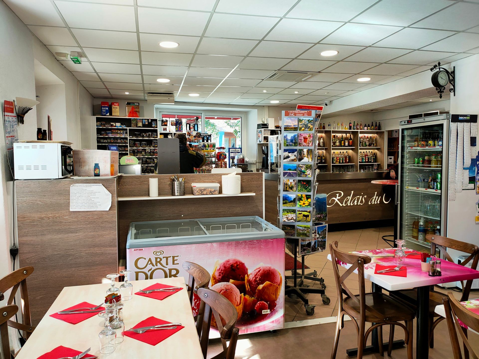 Salle de restauration et bar