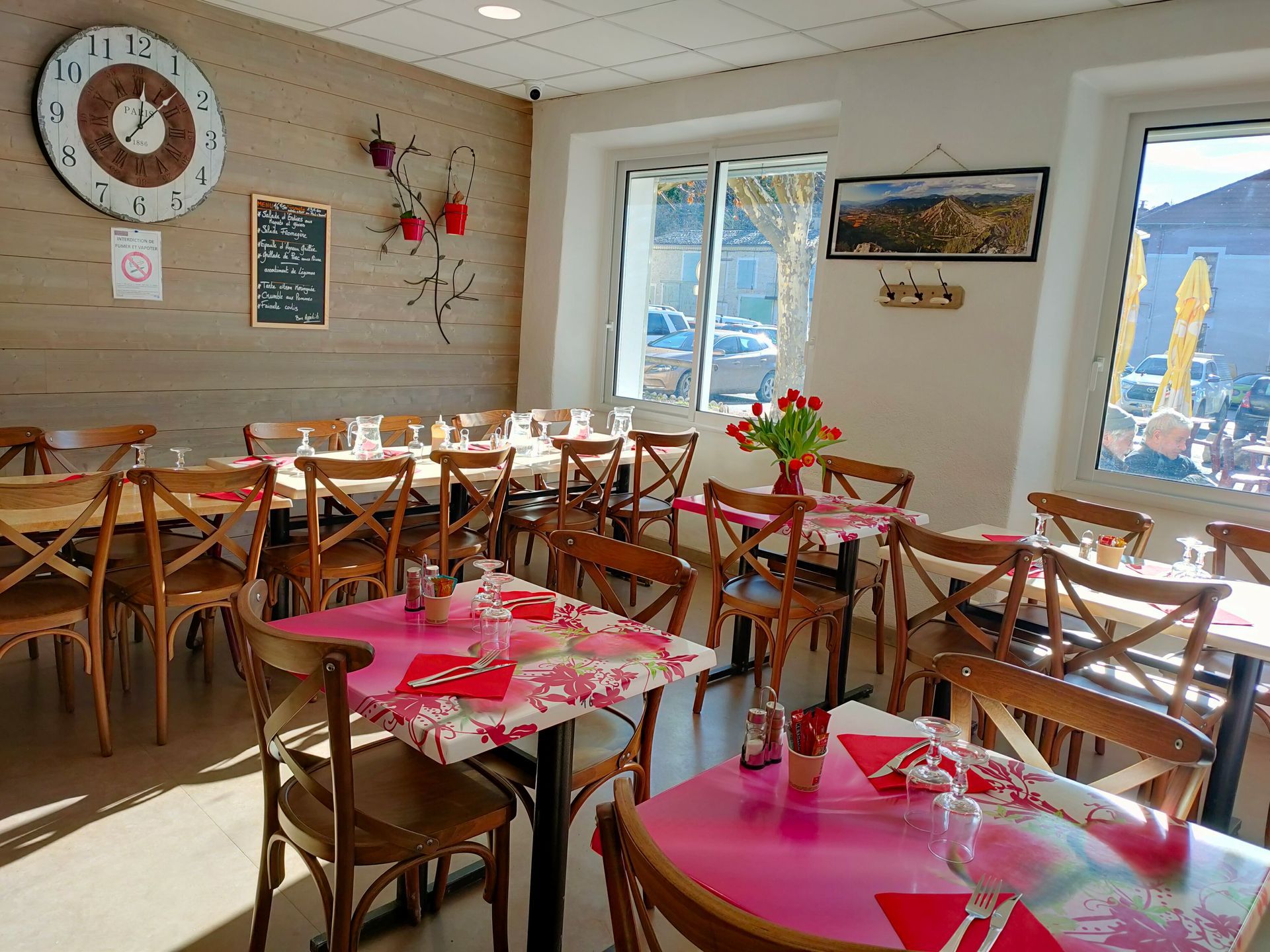 Salle de restauration avec chaises en bois