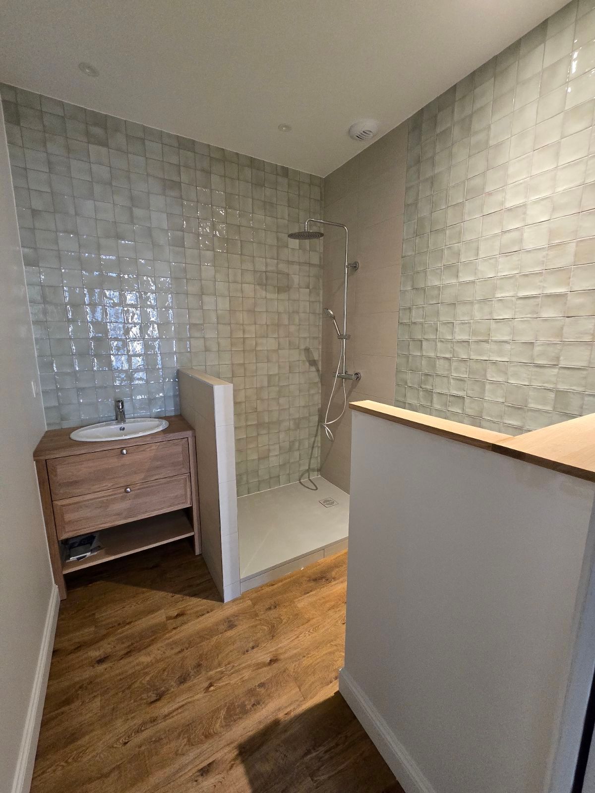 Pose de sol souple en PVC dans salle de bain