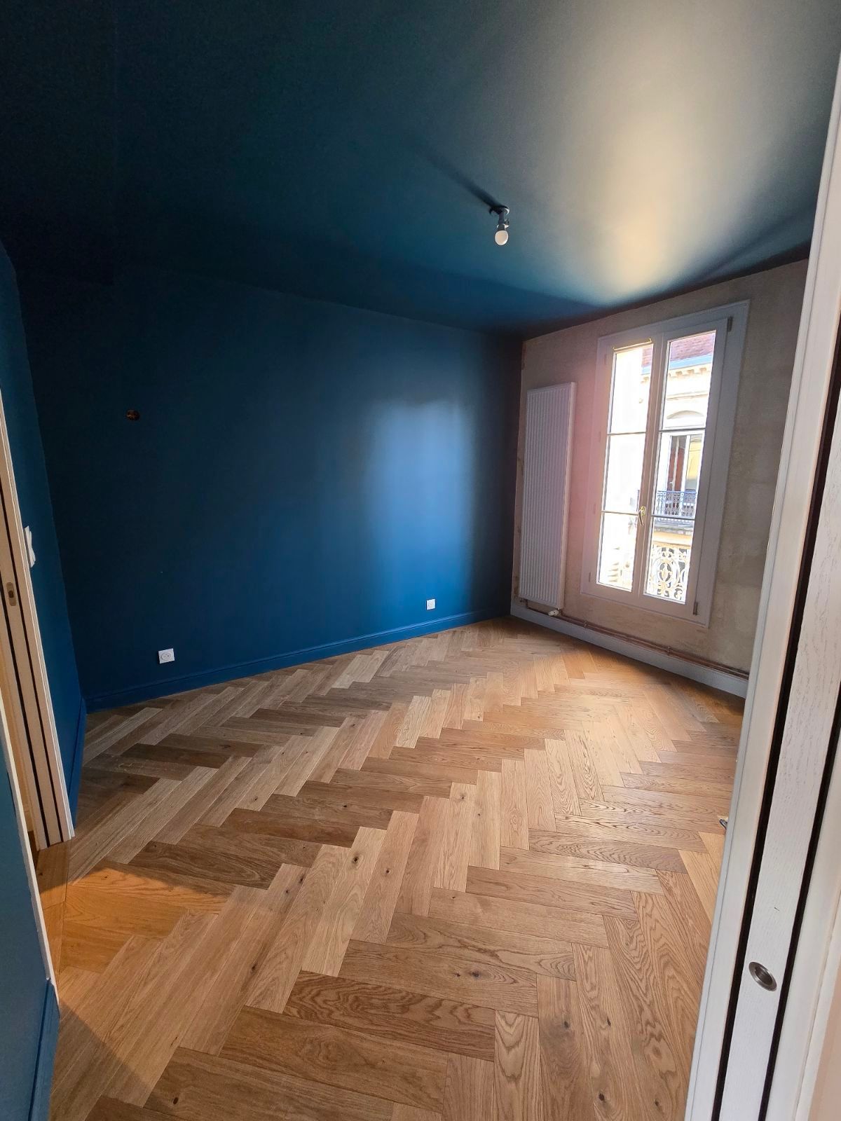 Rénovation d'une pièce en bureau avec pose de parquet en chêne et peinture des murs