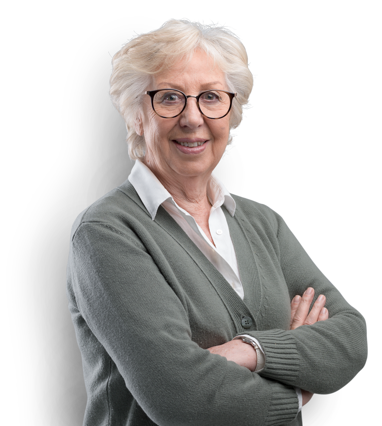 Une personne âgée portant des lunettes nous souriant