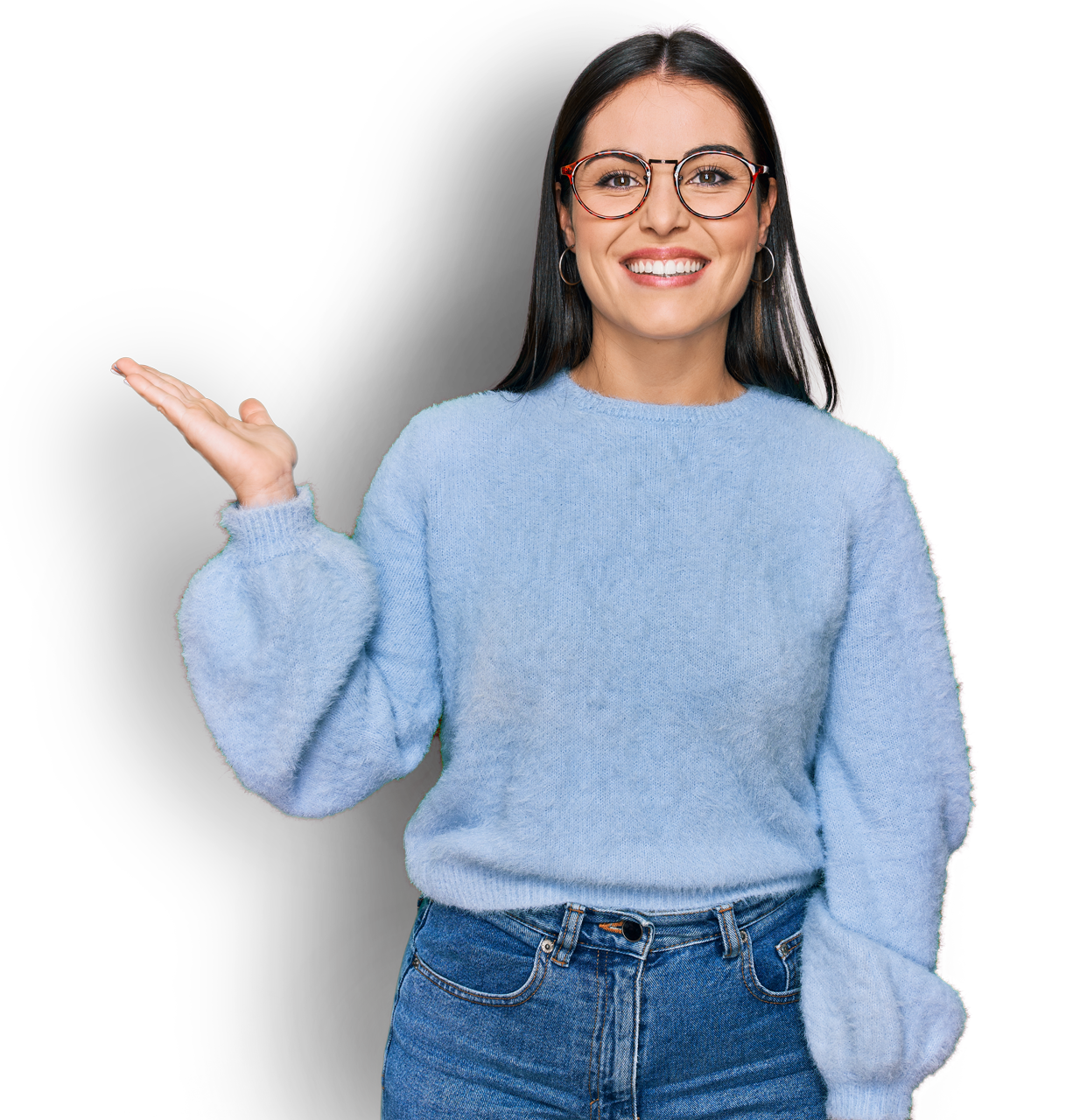 Une femme souriante portant des lunettes et levant sa main droite