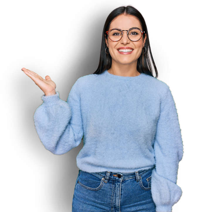 Une femme souriante portant des lunettes et levant sa main droite