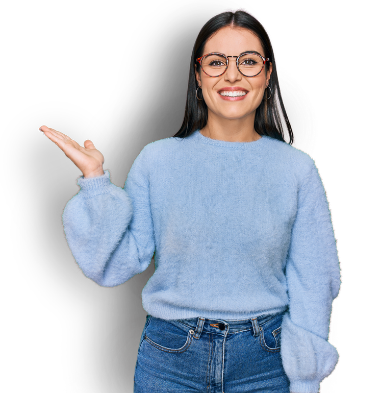 Une femme souriante portant des lunettes et levant sa main droite