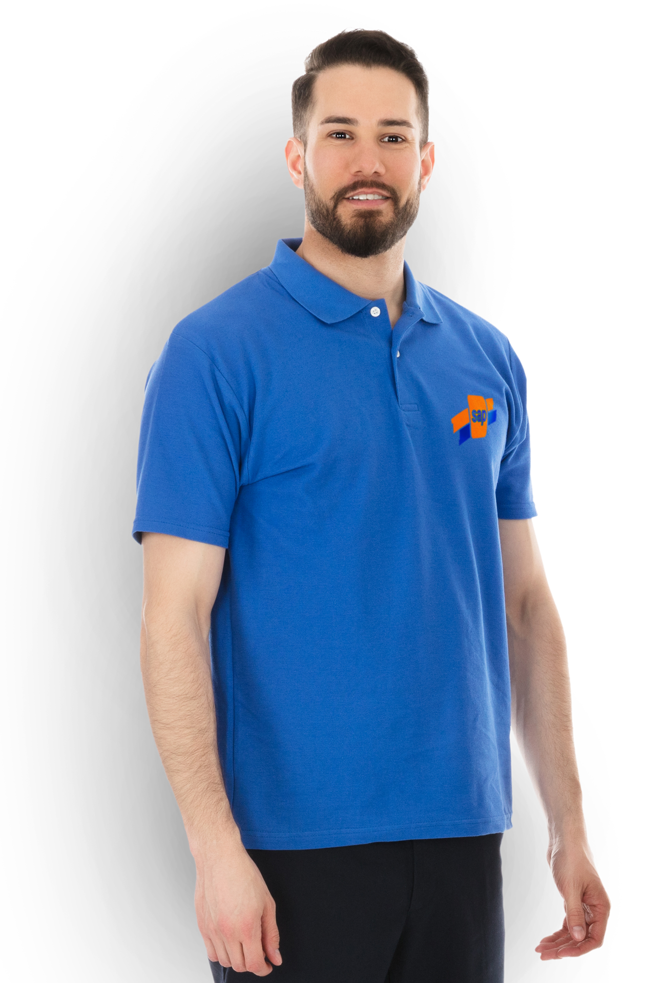 Un homme en polo bleu estampillé du logo de l'entreprise SAP
