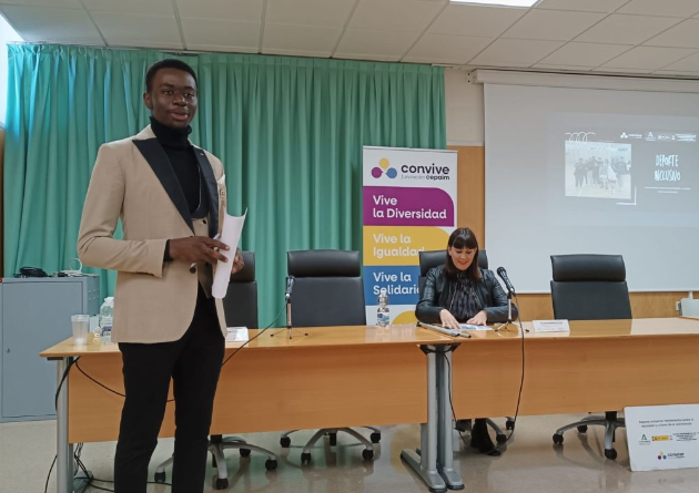 Un hombre está dando una presentación frente a un grupo de personas.