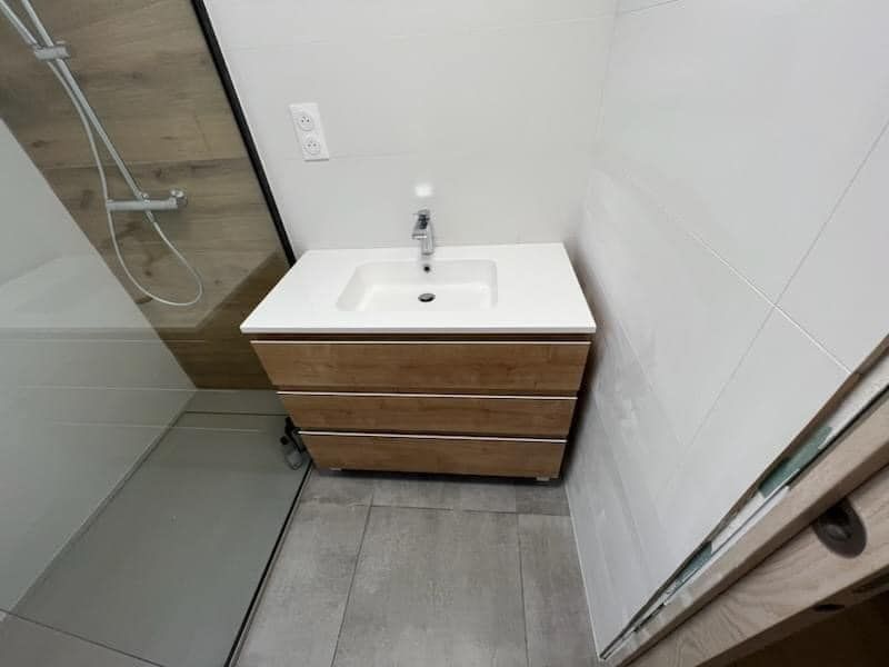 Un meuble de salle de bains en bois