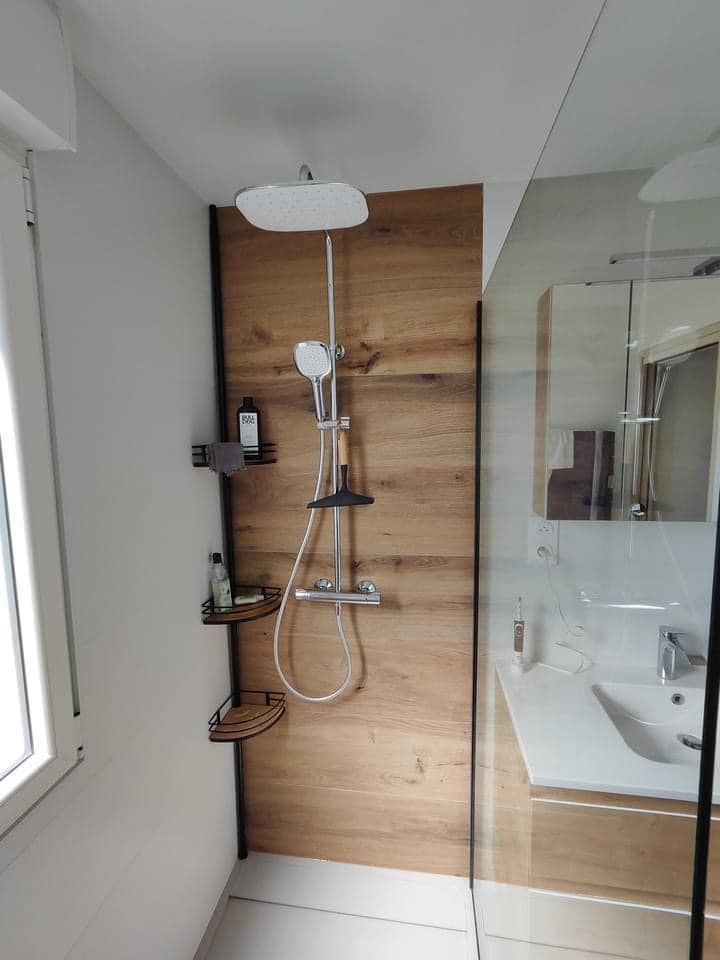 Une douche avec un décor en bois